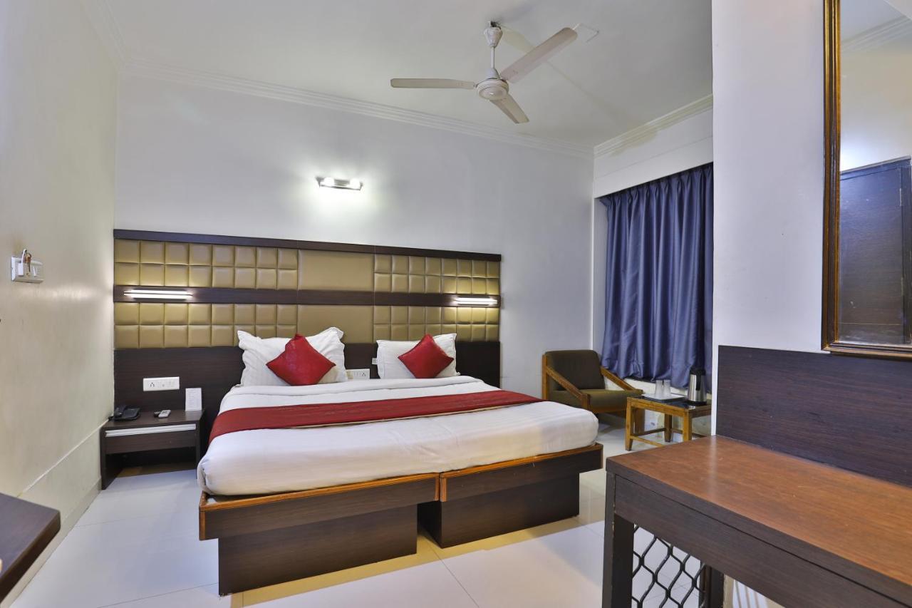 Hotel Parkland Ahmedabad Exterior photo