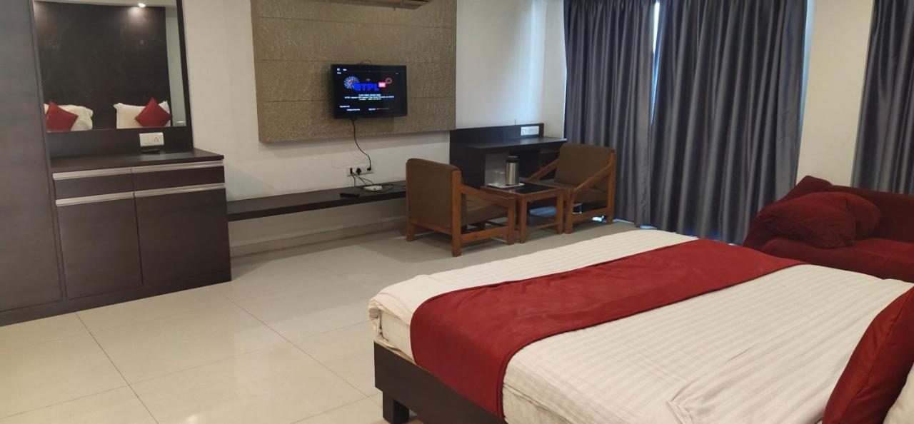 Hotel Parkland Ahmedabad Exterior photo