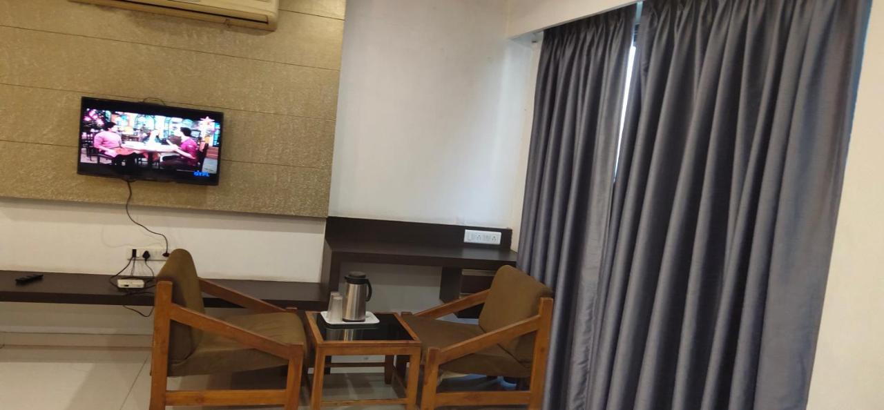Hotel Parkland Ahmedabad Exterior photo
